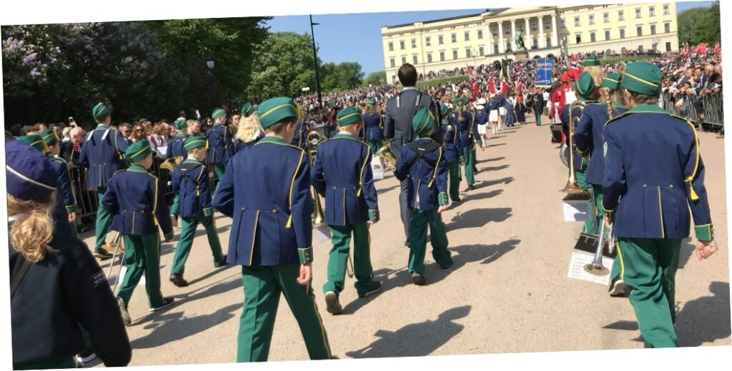 Korsvoll skolekorps på vei opp mot Slottet 17. mai